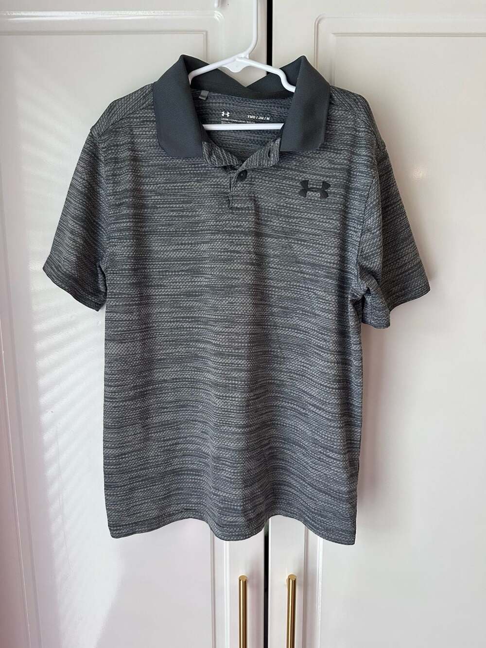 Under Armour Performance Polo Size YMD Gray Textured Short Sleeve Shirt